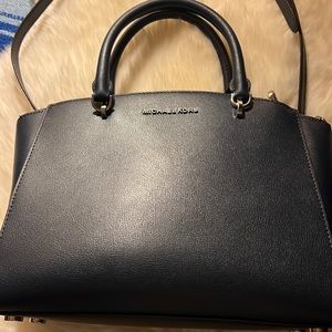 MK blue medium bag with both sides pockets. Beige inside. Beautiful!!!